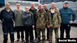 Обмін полоненими 24 серпня 2025 року. Третій праворуч – Володимир Миколаєнко