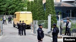 Uçucısız ücüm etti dep ilân etilgen soñ Rusiye uquq qoruyıcıları Moskvada çoq qatlı bina yanında toplaşa. 2023 senesi mayısnıñ 30-ı