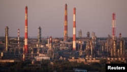 Capacitatea Rusiei de a purta războiul împotriva Ucrainei a fost alimentată și finanțată de exporturile continue de petrol și gaze. SUA și UE au impus noi sancțiuni majore celor mai mari companii petroliere ale sale.