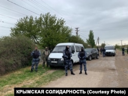 Білі мікроавтобуси неодноразово бачили під час обшуків силовиків РФ у Криму