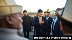 Садыр Жапаров автобекетте тургундар менен жолугушуу учуру. 6-сентябрь, 2025-жыл.