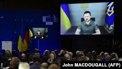 Berlin konferensiýasynda wideo arkaly çykyş eden Zelenski "Russiýa hemme zady ýykyp-ýok edýär we şu sebäpden bize gyşy geçirmek kyn bolar" diýdi.