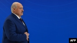 Аляксандар Лукашэнка перад пасяджэньнем Рады кіраўнікоў дзяржаваў Арганізацыі дамовы аб калектыўнай бясьпецы (АДКБ) у прэзыдэнцкай рэзыдэнцыі «Ынтымак ордо» (Палац адзінства) у Бішкеку. 27 лістапада 2025 году