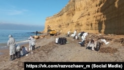 Волонтери прибирають із пляжів Севастополя мазут із російських танкерів, які зазнали аварії в Керченській протоці 15 грудня 2024 року, січень 2025 року