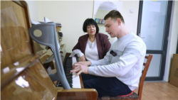 Drumul greu spre școală: Povestea unui student cu dizabilități care a ridicat o sală în picioare