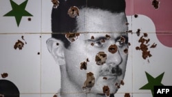 تصویر بشار اسد بر دیواری در حومه دمشق که گلوله‌باران شده