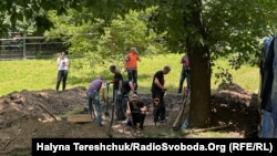 У Львові розпочались пошуково-ексгумаційні роботи на території колишнього цвинтаря