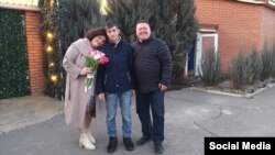 Зустріч батьків та Степана вже на підконтрольній владі України території. Фото з родинного архіву