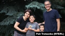 Хуршид Зайнутдинов и Нодира Мансурова с  сыновьями. Саид – второй слева. Алматы, 28 июня 2018 года.