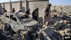 د کندهار په سپین بولدک کې له پاکستانيو ځواکونو سره تر نښتو وروسته افغان طالبان د ساحې کتنه کوي ـ انځور له ارشيفه