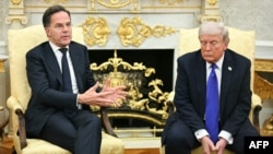 Secretarul general al NATO, Mark Rutte, vorbește reporterilor în timpul unei întâlniri cu președintele american Donald Trump în Biroul Oval al Casei Albe.