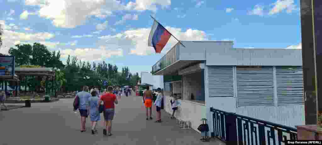 Пошарпаний російський прапор як символ показного патріотизму місцевих колаборантів