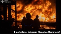 Рятувальники гасять пожежу після удару РФ, Одещина, 18 серпня 2025 року