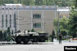 Әндіжан қаласының орталығында көшені бақылап тұрған өзбек сарбазы. Өзбекстан, 17 мамыр, 2005 жыл.