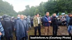 Радий Хәбиров Куштауны яклаучылар белән сөйләшә