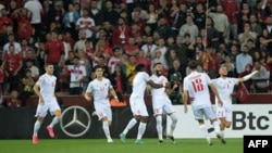 Сборная Армении празднует гол, забиты в ворота сборной Турции, Эскищехир, 8 сентября 2023 г. (Фото Озан Косе / AFP)