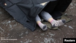 Девочка, погибшая при российском ракетном ударе по Днепру 1 декабря, фото Государственной службы Украины по чрезвычайным ситуациям