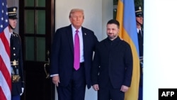 Președintele SUA, Donald Trump, îl întâmpină pe președintele ucrainean Volodimir Zelenski la Casa Albă din Washington, pe 17 octombrie 2025.