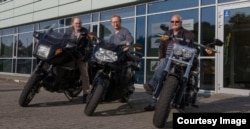 Михаил Лощинин (в центре) с друзьями-байкерами