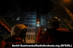 Рятувальники під час ліквідації наслідків російської атаки у Дніпровському районі Києва