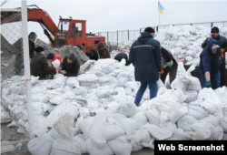 Одесситы укрепляют береговую линию мешками с песком, 7 марта 2022 года