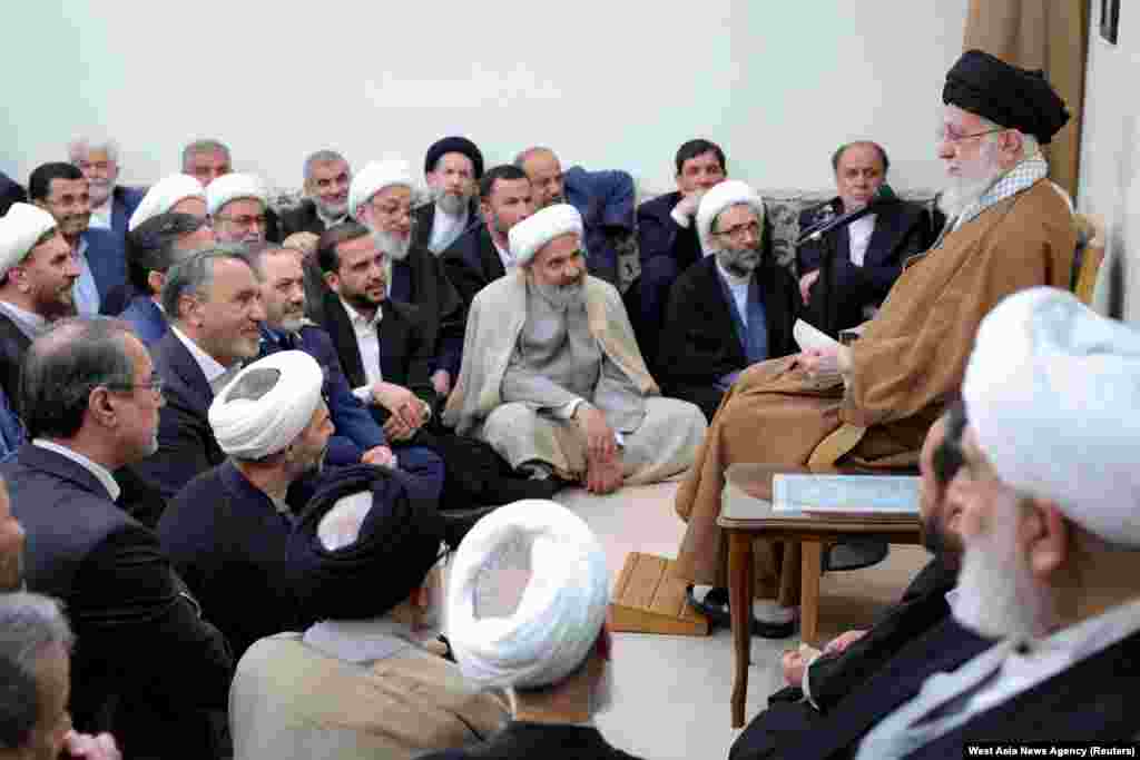 Иран лидеры аятолла Али Һаменеи Тәһрәндә хөкүмәт вәкилләре каршында чыгыш ясый.