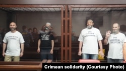 Ленур Халилов (справа) и другие участники «алуштинской группы» Хизб ут-Тахрир» в суде в российском Ростове-на-Дону. РФ, 2021 год