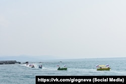 Катери з російськими прапорами в Чорному морі біля берегів Алушти в День Росії, 12 червня 2025 року