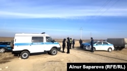  Казахстан – Полиция оцепила место крушения пассажирского самолета в районе села Саин Шапагатов. Мангистауская область, 26 декабря 2024 г.