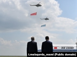 Казакстандын президенти Касым-Жомарт Токаев менен Кытайдын лидери Си Цзиньпин. Астана шаарындагы аба майданы, 2025-жылдын 16-июну.