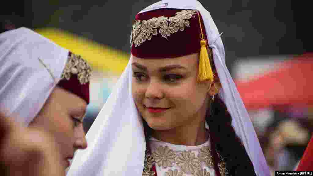 Qırım başlığı Sergey Aksönov sanadan, bu yıl qocaman qadın fesi bayramnıñ simvolı olacaq, dep ilân etti