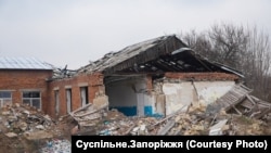 Зруйнована гімназія, на місці якої планують будувати підземну школу в селі Комишуваха Запорізької області
