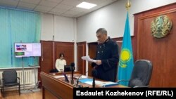 Судья Динмухаммед Адайбаев Кошмамбеттеги кыйноолор боюнча мурдагы полиция кызматкерлерине чыгарылган өкүмдү окуп жатат. 17-январь, 2025-жыл.