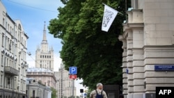 Steagul Emiratului Islamic Afganistan flutură pe ambasada Afganistanului la Moscova, pe 4 iulie 2025.