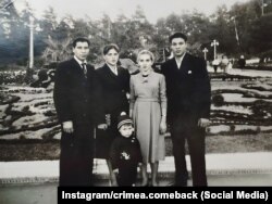 Дитина в центрі – дідусь Лії