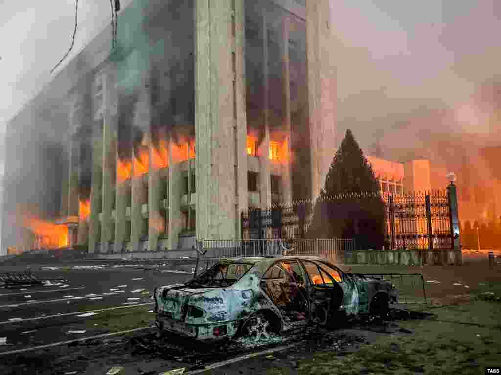 The mayor&#39;s office in Almaty burning on the evening of January 5.&nbsp;