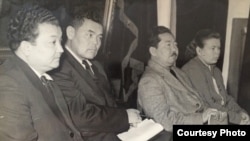 Солдон оңго: Тургунбек Суванбердиев, академик Иса Ахунбаев, СССРдин эл сүрөтчүсү Гапар Айтиев. Үй-бүлөлүк архивден