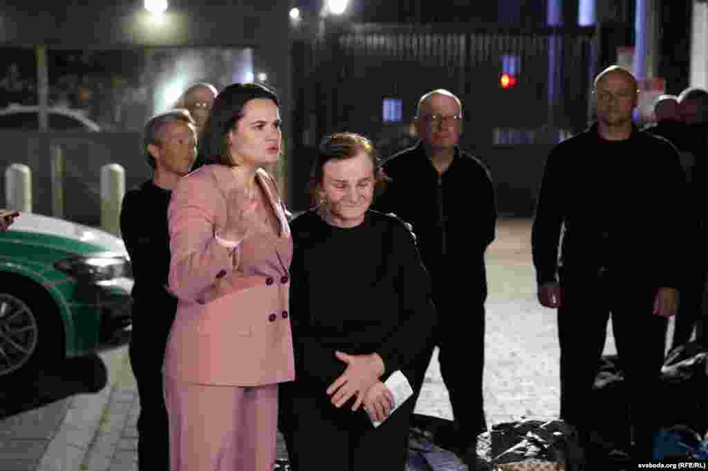 Сьвятлана Ціханоўская зьвяртаецца да людзей, якія выйшлі з амбасады ЗША