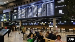 Пасажири в аеропорту Вільнюса 28 жовтня 2025 року. Через повітряні кулі його роботу тичасово зупиняли, що вплинуло на 47 рейсів і понад 7 тисяч пасажирів