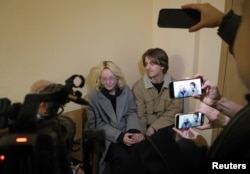 Диана Логинова и гитакрист группы "Стоптайм" Александр Орлов в суде, Санкт-Петербург, 29 октября 2025 года