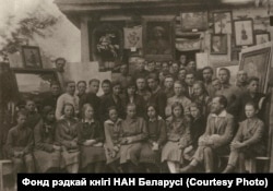 Мастацкі гурток у гімназіі Радашкавічаў, другі справа сядзіць Язэп Драздовіч