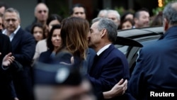 Ֆրանսիայի նախկին նախագահ Նիկոլա Սարկոզին տիկնոջը՝ Կարլա Բրունի-Սարկոզիին հրաժեշտ է տալիս բանտ մտնելուց առաջ, Փարիզ, 21-ը հոկտեմբերի, 2025թ.