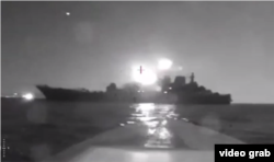 Момент попадания по БДК «Оленегорский горняк» Черноморского флота России. Скриншот с опубликованного ГУР видео