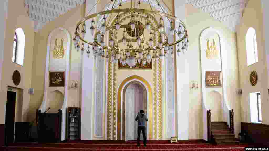 Seit-Settar camisiniñ esas odası. Mümin namaz qıla