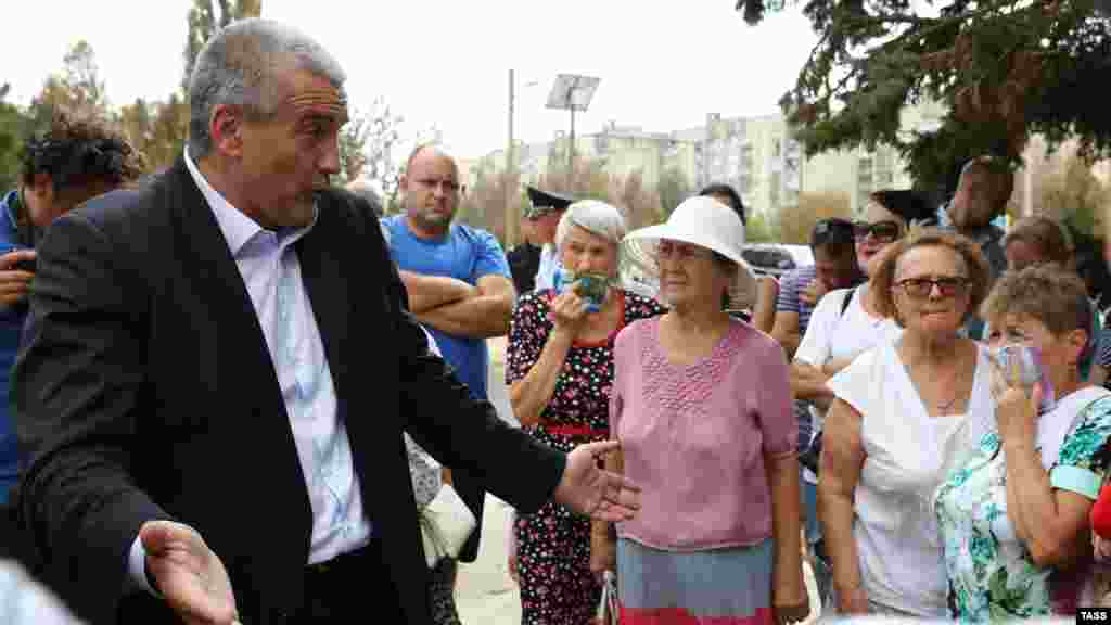 &laquo;Вночі, у зв&#39;язку зі зміною погоди, падінням нічної температури і збільшенням денної, вперше концентрація сірчистого ангідриду перевищила норму&raquo;, &ndash;&nbsp;повідомив Аксенов