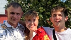 Булат Шәяхмәтова (уңда) әти-әнисе белән