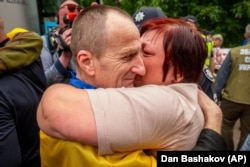 Український солдат обіймає свою кохану, повернувшись з полону після обміну військовополоненими між Росією та Україною, Чернігівська область, Україна, 19 червня 2025 року