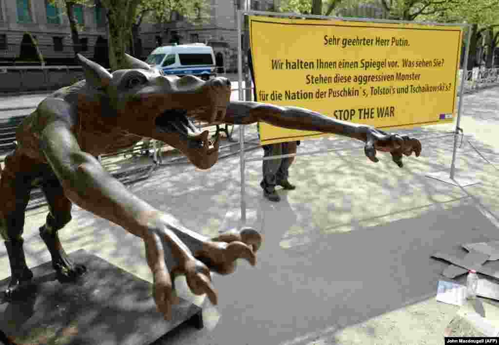 Одна з декількох скульптур вовків, встановлених поблизу російського посольства в Берліні. На табличці написано: «Шановний пане Путіне, ми тримаємо перед вами дзеркало. Що ви бачите? Чи представляють ці агресивні монстри націю Пушкіна, Толстого і Чайковського?» Ця протестна інсталяція була встановлена у квітні 2022 року