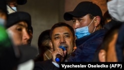 Өкмөт үйүнүн алдындагы тарапташтарына Садыр Жапаров Матраимовду камоого убада берген. 14-октябрь, 2020-жыл.