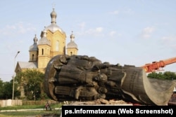 Знесений монумент Переяславської ради на тлі Успенського собору в Переяславі